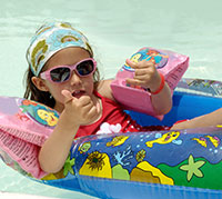 بدء موسم السباحة - يجب أن تبدأ الوقاية من الشمس في سن مبكرة. 