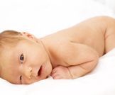 مراحل تطور الطفل في شهره الاول | ويب طب