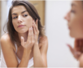 اختبر نفسك: هل تحمي بشرتك من التجاعيد المبكّرة؟