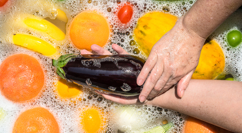 هل تقوم بغسل الفواكه والخضراوات بالشكل الصحيح؟