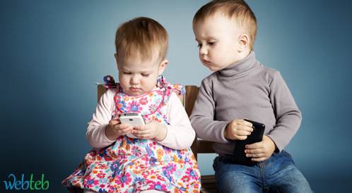 يجب منع الأطفال حتى سن الثانية من مشاهدة التلفاز واللعب بالهواتف