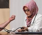 نصف الأطباء المسلمين في امريكا يشعرون أنه يتم اختبارهم أكثر من زملائهم