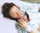 تلامس جلد الام والرضيع ما بعد الولادة يقلل خطر وفيات الرضع