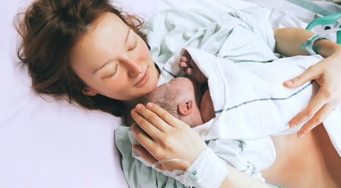 تلامس جلد الام والرضيع ما بعد الولادة يقلل خطر وفيات الرضع