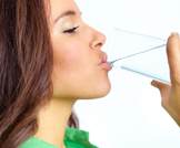 شرب المياه يقلل من السعرات الحرارية والصوديوم المتناول