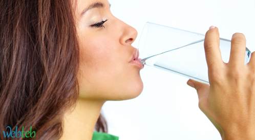 شرب المياه يقلل من السعرات الحرارية والصوديوم المتناول