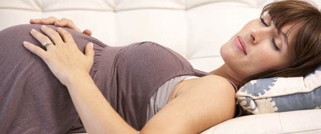 نوم الحامل على الظهر قد يشكل خطراً على حياة الجنين
