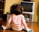 جلوس طفلك أمام التلفاز بهذه الوضعية قد يكون خطراً! 