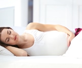 دراسة تكشف الوضعية الأفضل لنوم الحامل