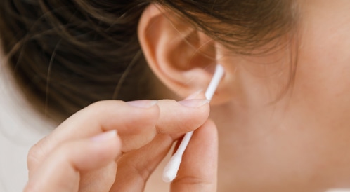 تحذير من استخدام أعواد القطن لتنظيف الأذن