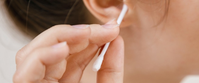 تحذير من استخدام أعواد القطن لتنظيف الأذن