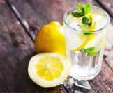 الماء الدافئ والليمون قد يسبب تساقط أسنانك