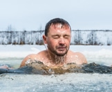 السباحة بالماء البارد قد تخلصك من الاكتئاب