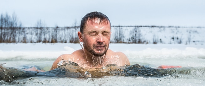 السباحة بالماء البارد قد تخلصك من الاكتئاب