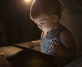 الأطفال دون السنتين لا يجب أن يستخدموا الأجهزة الإلكترونية