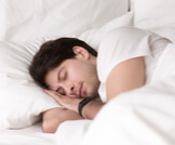 دراسة: الخلود للنوم بين 10-11 ليلًا قد يجعلك أقل عرضة لأمراض القلب