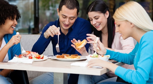 الطعام خارج المنزل يزيد من خطر الإصابة بضغط الدم!