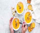 عمل شوربة البطاطا الحلوة والكراث بطريقة صحية