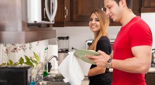 بالصور: كيف تقنعين زوجك بمساعدتك في المنزل؟