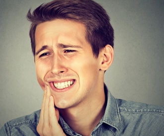 بالصور: الأسباب الأكثر شيوعًا للأسنان الحساسة