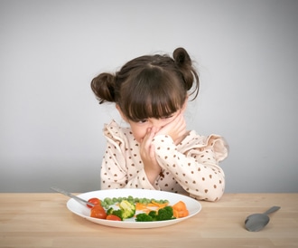 بالصور: نصائح للتعامل مع الطفل الانتقائي في الطعام