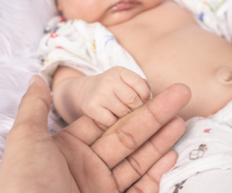 أعراض الفتق السري عند الرضع بالصور