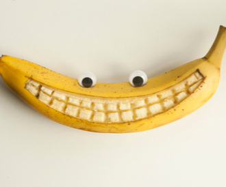 قشر الموز لتبييض الأسنان بالصور