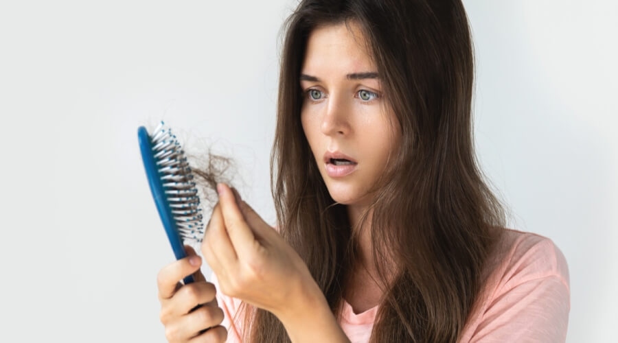 بالصور: تساقط الشعر عند المراهقات - ويب طب