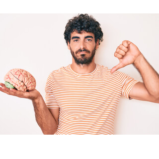 عادات سيئة تضر الدماغ بالصور