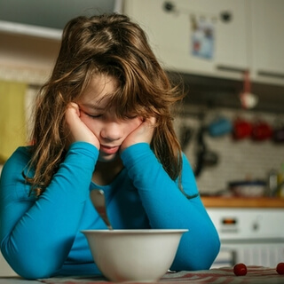 2. عدم تناول وجبة الإفطار 