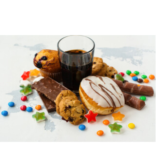 2. الأطعمة السكرية (High-sugar foods)