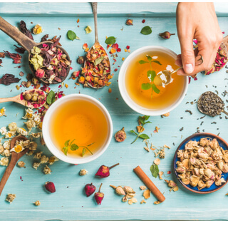 تناول شاي الأعشاب