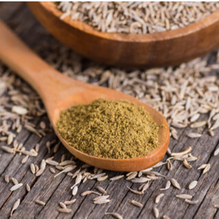 ما هي عشبة الكراوية بالصور؟