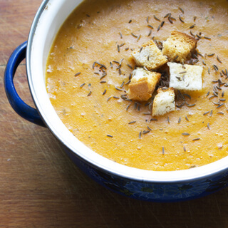 استخدمات عشبة الكراوية الطبية