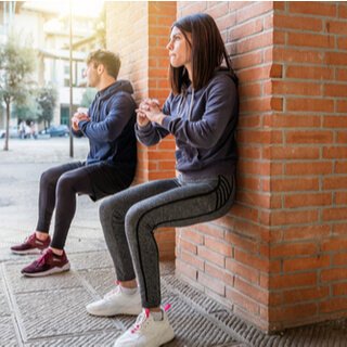 1. تمرين سكوات الحائط (Wall squat) 1. تمرين سكوات الحائط (Wall squat)