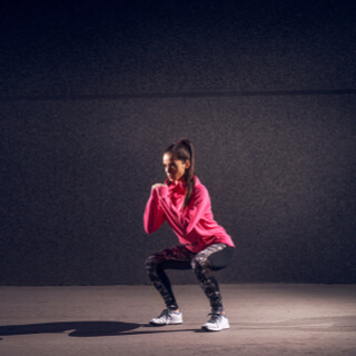 8. تمرين القرفصاء الباليه (Plié squat) 8. تمرين القرفصاء الباليه (Plié squat)