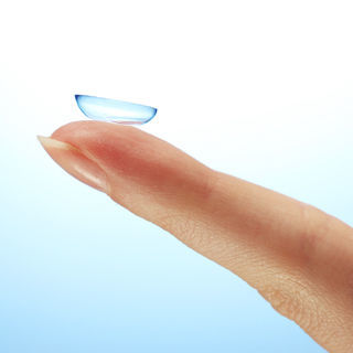 وضع العدسة على الأصبع