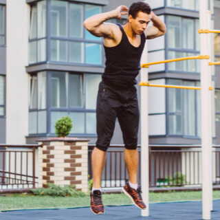 4. تمرين قفز القرفصاء السجين (Prisoner Squat Jumps)