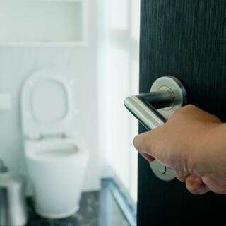 4. عدم تجاهل الرغبة في الذهاب إلى الحمام