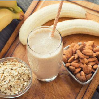 3. سموذي الموز وحليب اللوز