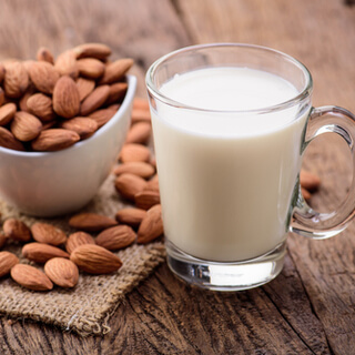 5. حليب اللوز