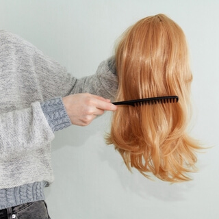 6. تصفيف الشعر المستعار