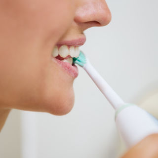 تنظيف الأسنان