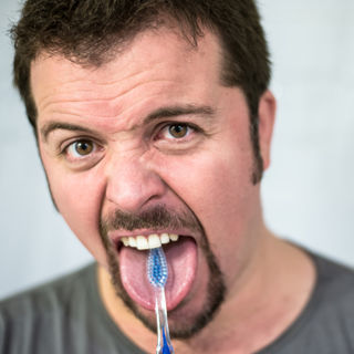 تنظيف اللسان