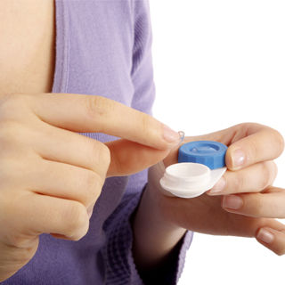 1. وضع ونزع العدسات اللاصقة هو أمر معقد وصعب للغاية 1. وضع ونزع العدسات اللاصقة هو أمر معقد وصعب للغاية