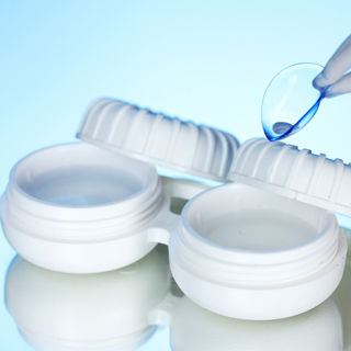 3. العدسات اللاصقة تُسبب مشاكل في العين 3. العدسات اللاصقة تُسبب مشاكل في العين