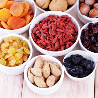 4. تناول الفواكه المجففة