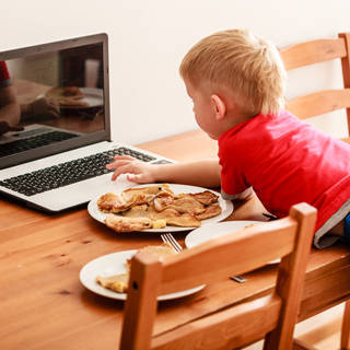 2. الانشغال باللعب