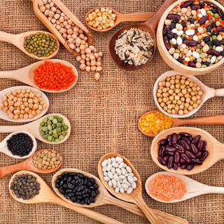 8. البقوليات والحبوب الكاملة