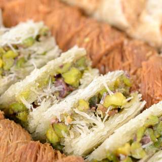 1. الابتعاد عن الحلويات والسكريات